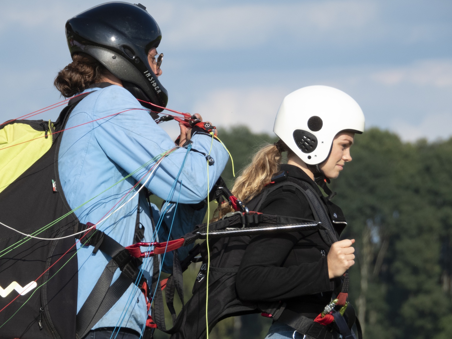 Tandem paragliding aan de lier